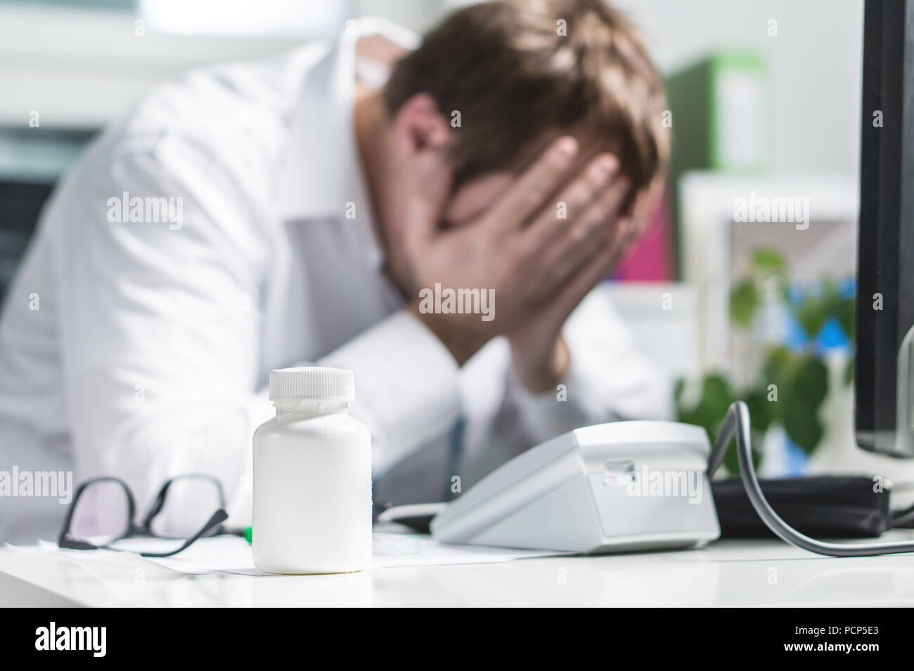 Ha sottolineato il medico faccia del coperchio sotto pressione. Triste infermiera e medico stanco o turbare doc. Medic gridando in ospedale in ufficio. Negligenza, errore di trattamento. Foto Stock