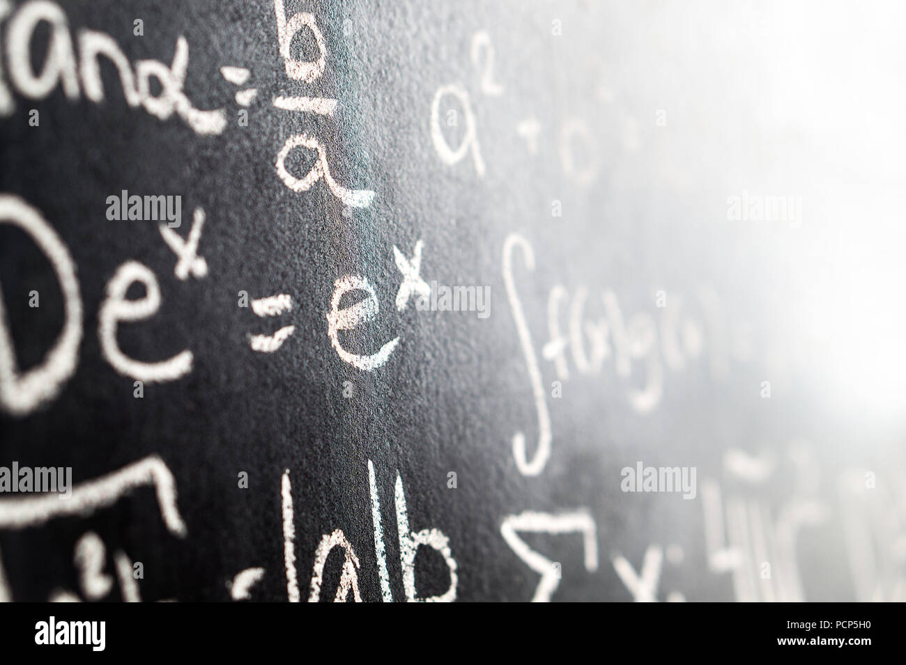 Close up di lavagna piena di equazione matematica, formula e numeri. Lavagna in matematica o classe di scienze nella scuola. Foto Stock