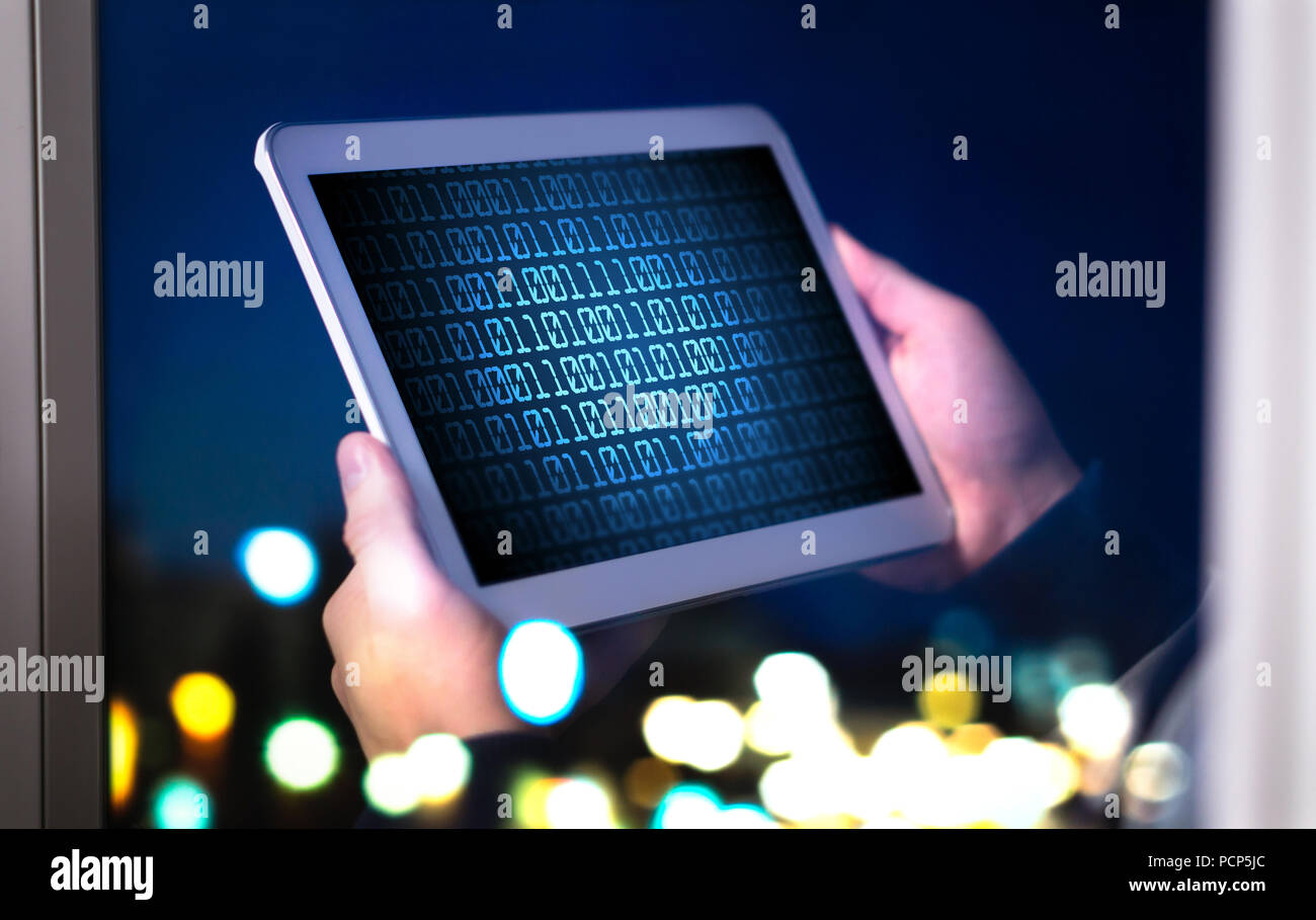 Web scuro e cyber security concetto. Uomo o hacker utilizzando tablet a tarda notte. Le frodi su Internet o truffa online. Acquisto di farmaci o di navigazione web illegale Foto Stock