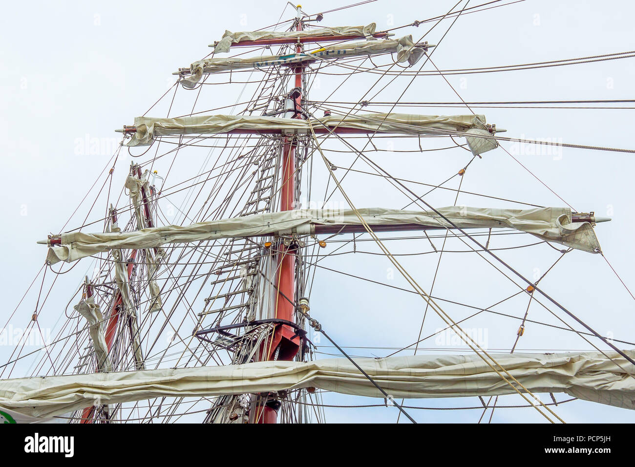 La manipolazione del brig Afrodite, foreamast e albero maestro con ruotato cantieri, Hundested, Danimarca, luglio 31, 2018 Foto Stock