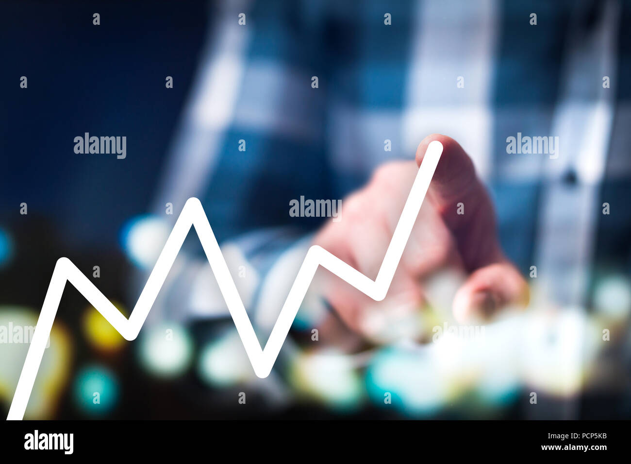 La crescita finanziaria, il successo e il progresso del concetto. Uomo di affari crescente di disegno e aumentando il grafico con il dito. Foto Stock