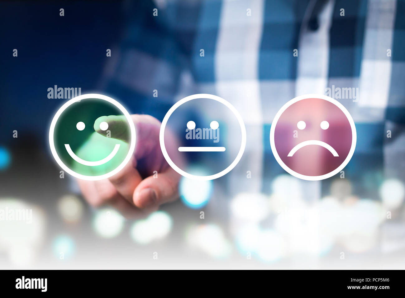 Uomo d'affari dando il rating e revisione con felice, neutro o il volto triste e icone. La soddisfazione del cliente e la qualità del servizio del sondaggio. Foto Stock