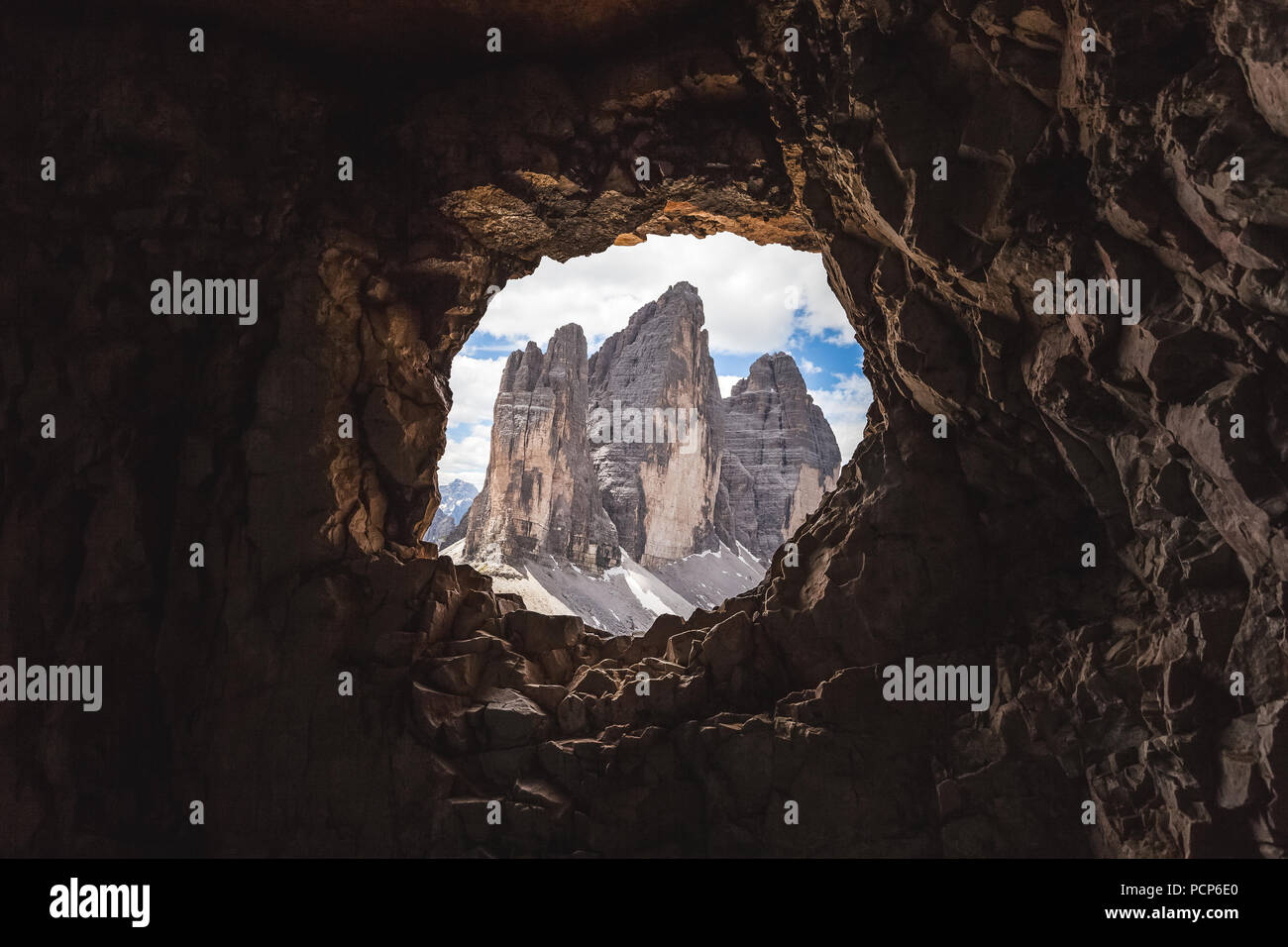 Tre Cime di Lavaredo picchi da una grotta post nella Prima Guerra Mondiale, Dolomiti, Italia, Monte Paterno, Dolomiti, Italia Foto Stock