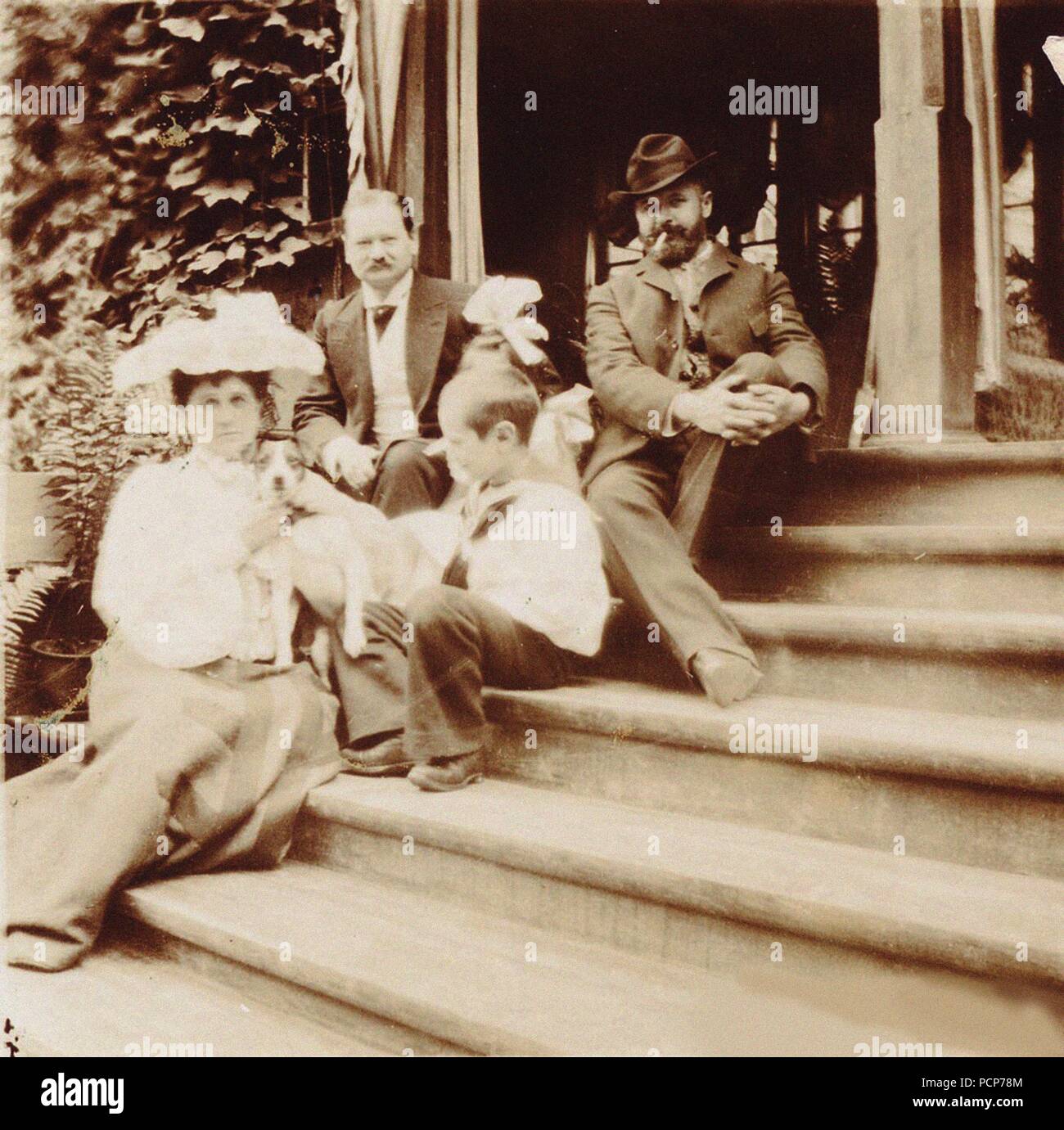 Konstantin Korovin (destra) visite la famiglia Teljakowski in Otradnoje station wagon, 1900s. Foto Stock