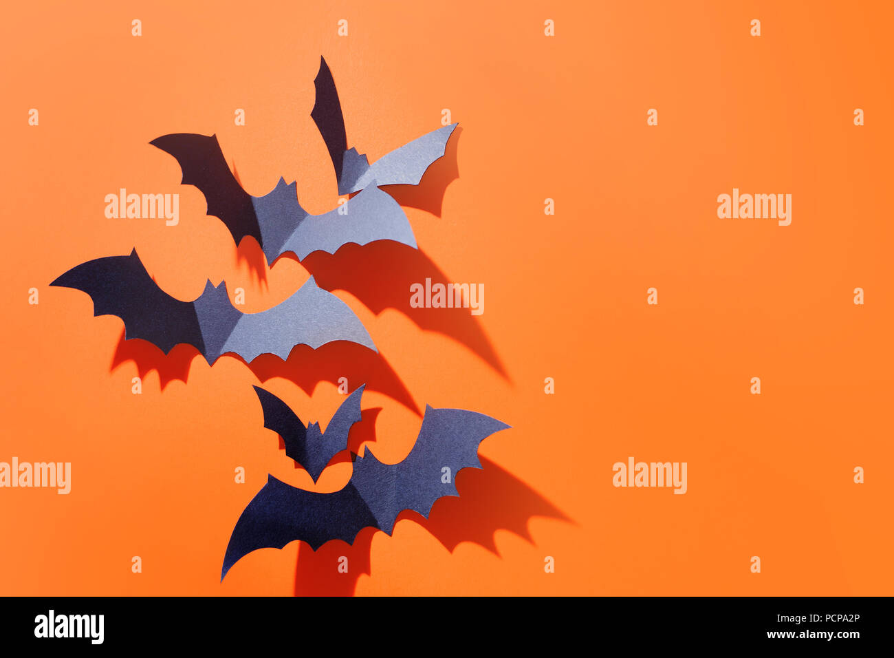 Sfondo di Halloween. Un sacco di pipistrelli su Orange. Foto Stock