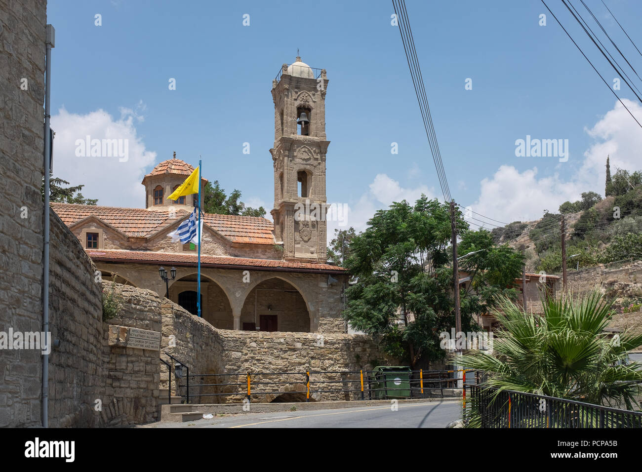 Vista esterna della chiesa picteresque Santa Chiesa dei Santi Costantino ed Elena situato nello scenico villaggio di Tochni Larnaca, regione di Cipro Foto Stock