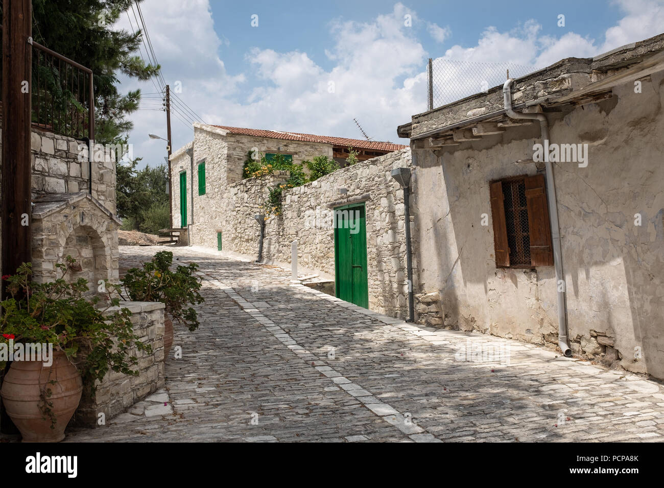Ricerca di strada tranquilla nel pittoresco villaggio di Vavla, Larnaca District di Cipro in estate Foto Stock