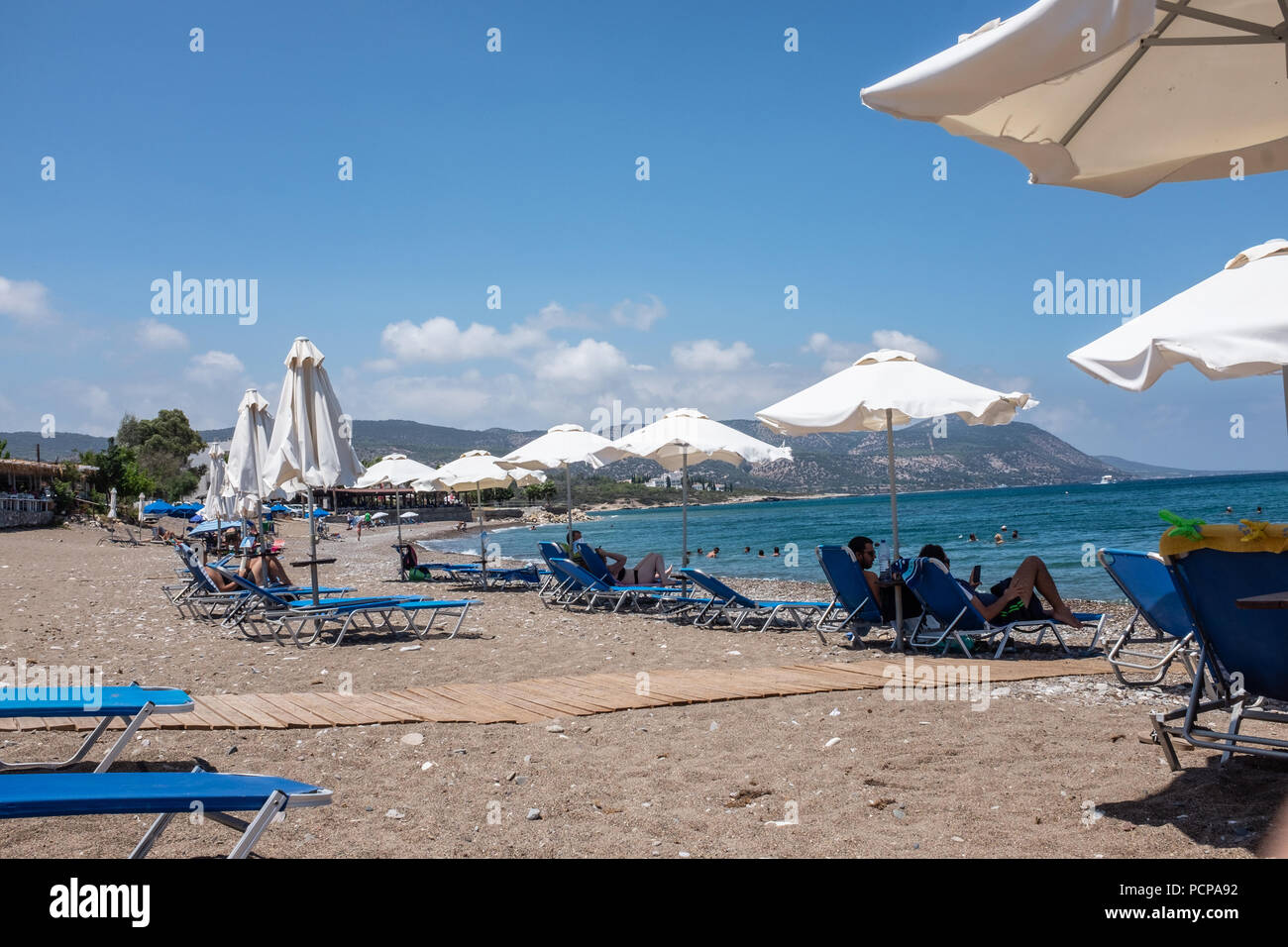 Sedie a sdraio e ombrelloni sulla spiaggia Asprokremmos, Peninisula Akamas, Cipro Foto Stock