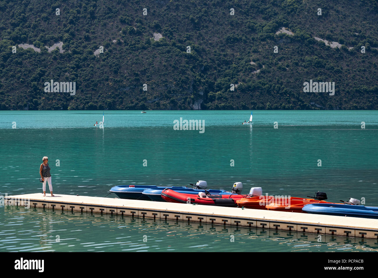 La riva del Lago del Bourget (Lac du Bourget o Lac d'Aix) vicino alla città di Aix les Bains in Auvergne-Rhone-Alpes regione nel sud-est della Francia. Foto Stock