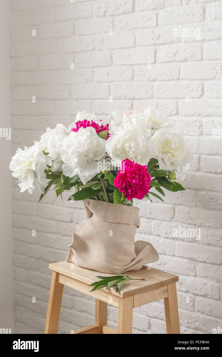 Lussureggiante fragrante bouquet di peonie Foto Stock