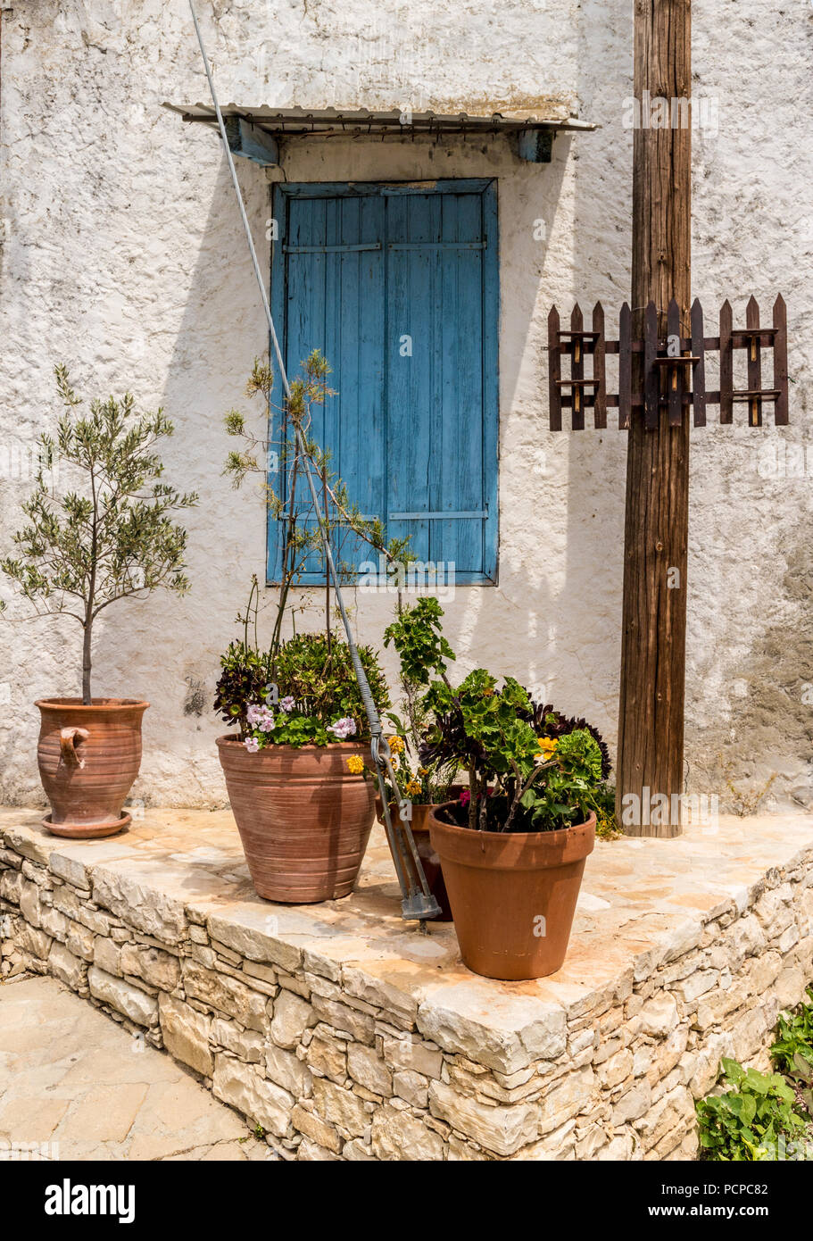 Lania, Cipro. Maggio 2018. Una vista tipica delle pittoresche stradine del villaggio tradizionale di Lania a Cipro. Foto Stock