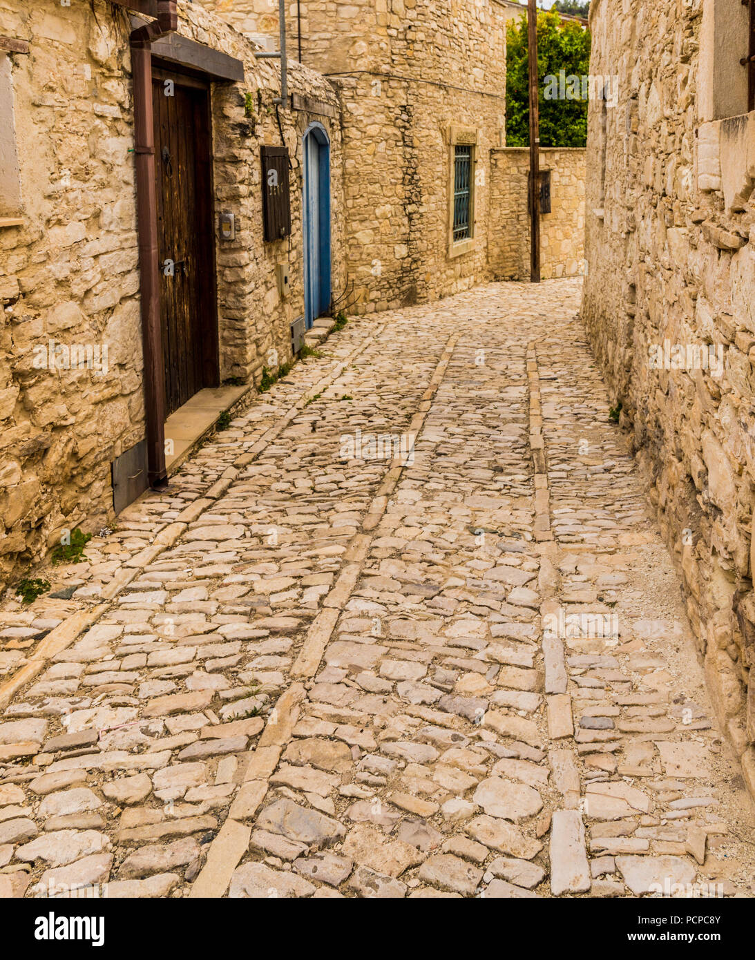 Lania, Cipro. Maggio 2018. Una vista tipica delle pittoresche stradine del villaggio tradizionale di Lania a Cipro. Foto Stock