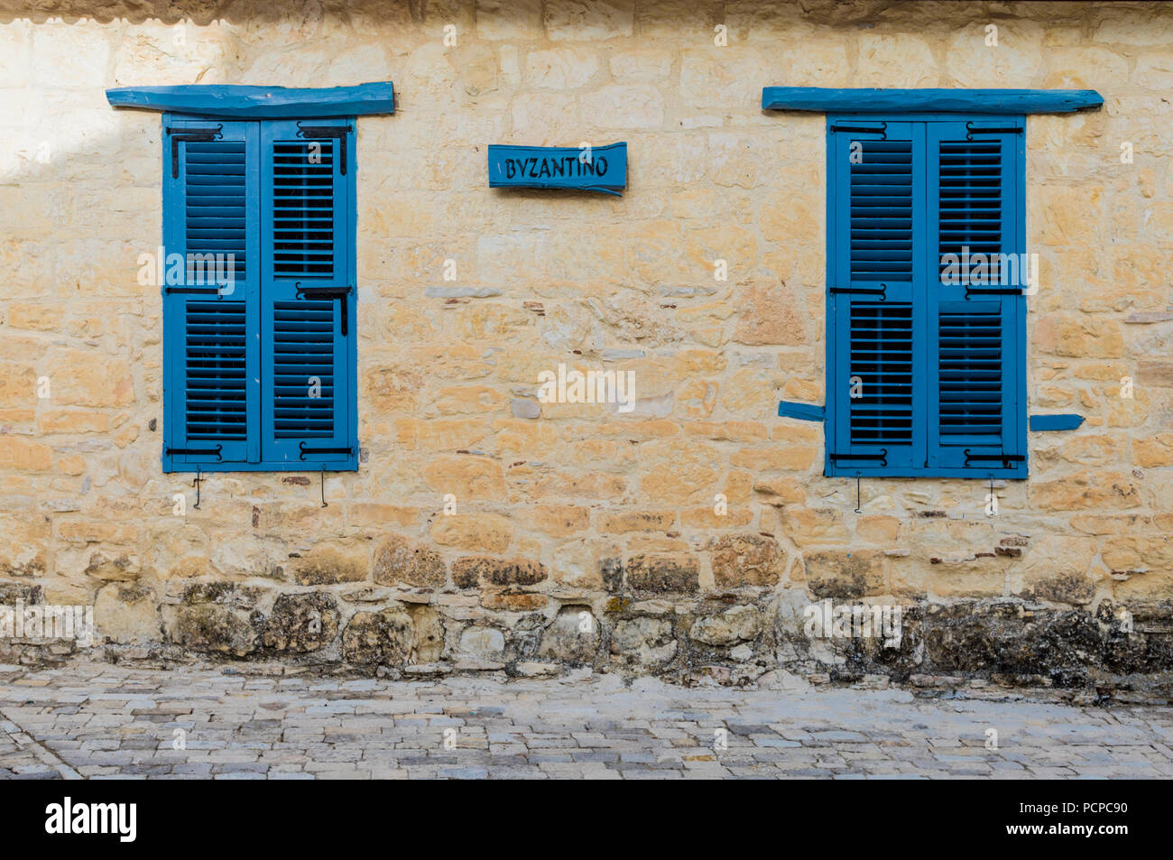 Omodos, Cipro. Maggio 2018. Una vista tipica di un edificio locale nel tradizionale villaggio di Lania a Cipro. Foto Stock