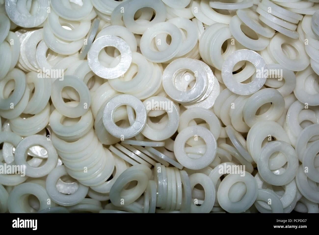 Pila di lotti di bianco le rondelle in plastica Foto Stock