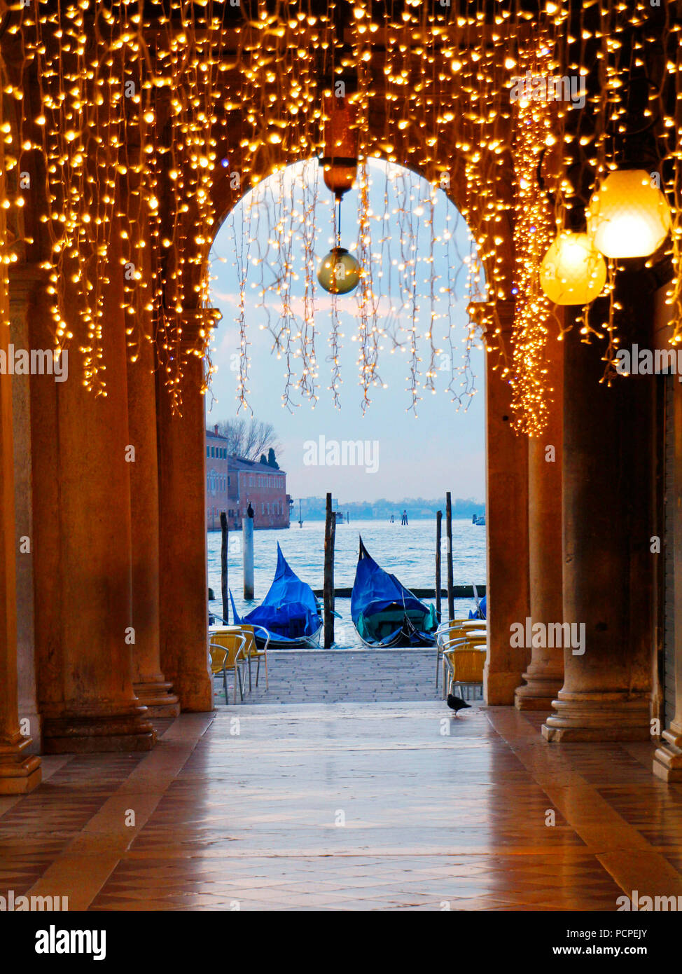 Piazza San Marco e le gondole prima del sorgere del sole nel carnevale decorazione, Venezia, Italia Foto Stock