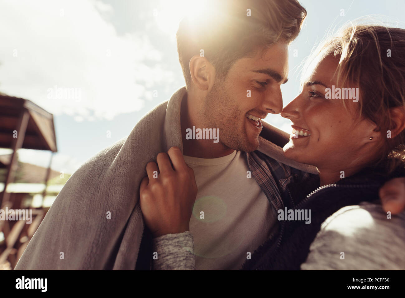 Close up di allegro l uomo e la donna che guarda ad ogni altro e sorridente nell'amore. Coppia romantica su una vacanza invernale. Foto Stock