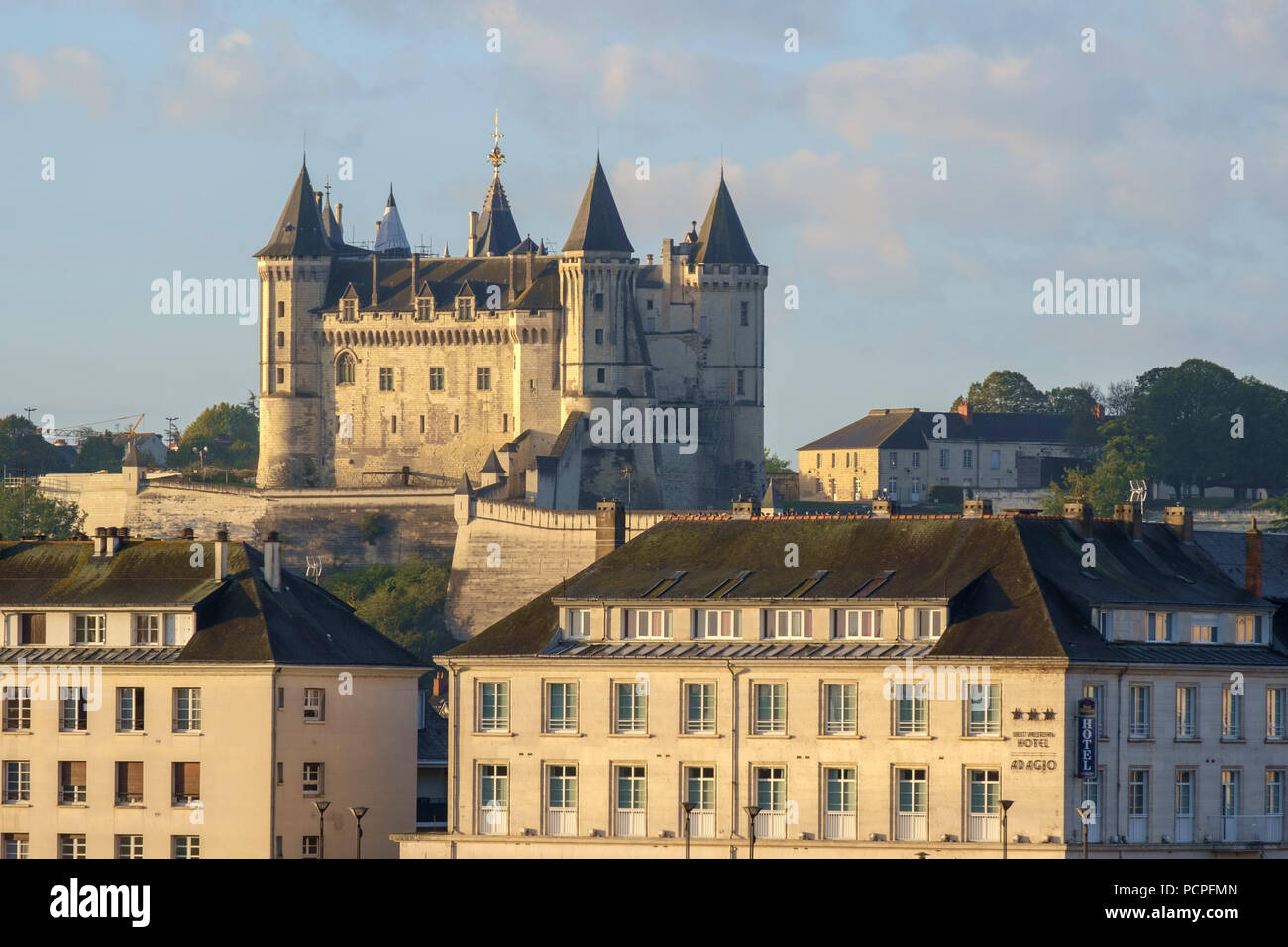 Saumur, Francia - 6 Ottobre 2017: teleobiettivo con vista su tutta la città di Chateau de Saumur in inizio di mattina di sole autunnale, Saumur, Maine et Loire, Francia Foto Stock