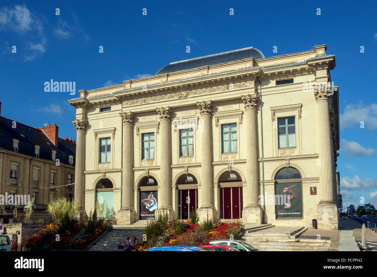 Saumur, Francia - 6 Ottobre 2017: Le Dome di edificio teatrale in un assolato pomeriggio autunnale a Saumur, Maine et Loire, Francia Foto Stock