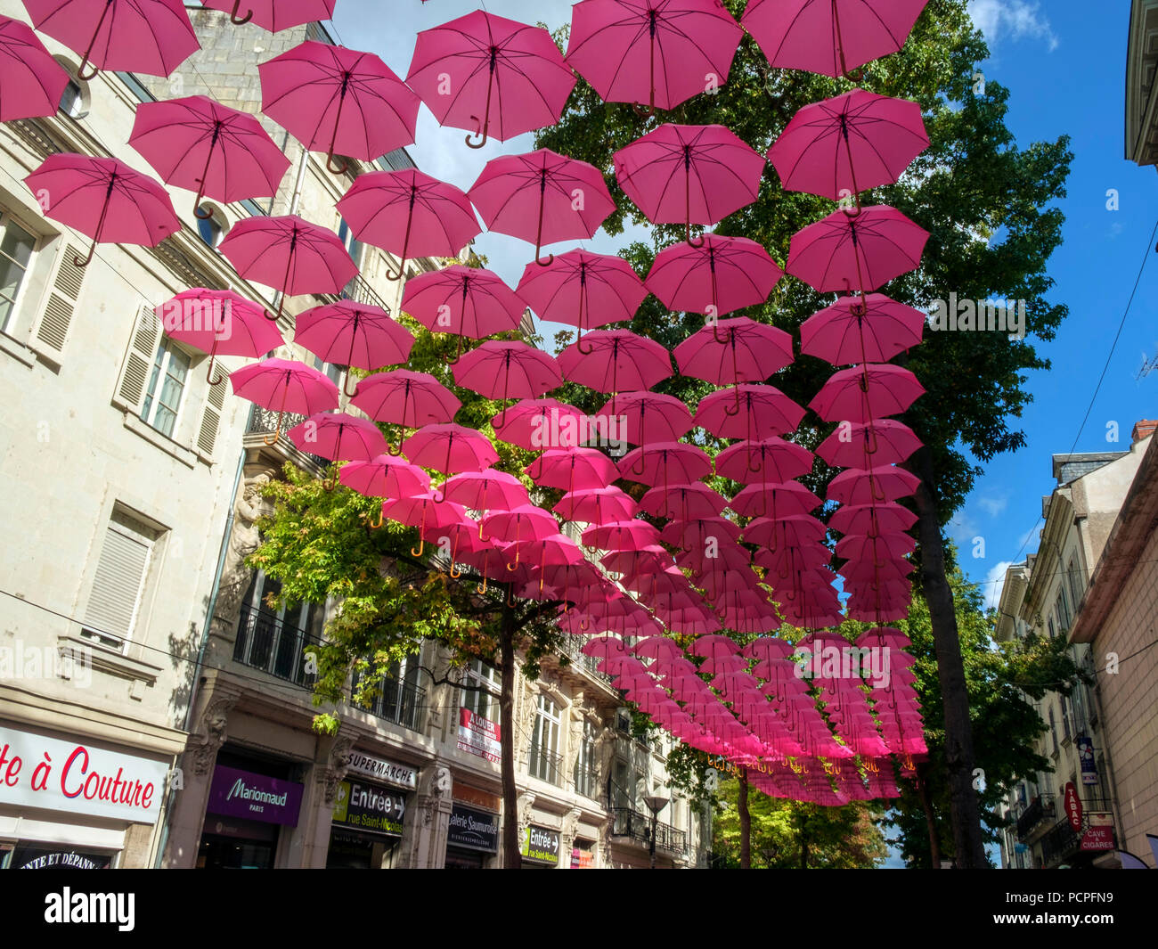 Saumur, Francia - 6 Ottobre 2017: Rosa ombrello arte di installazione su una bella e soleggiata pomeriggio autunnale a Saumur, Maine et Loire, Francia Foto Stock