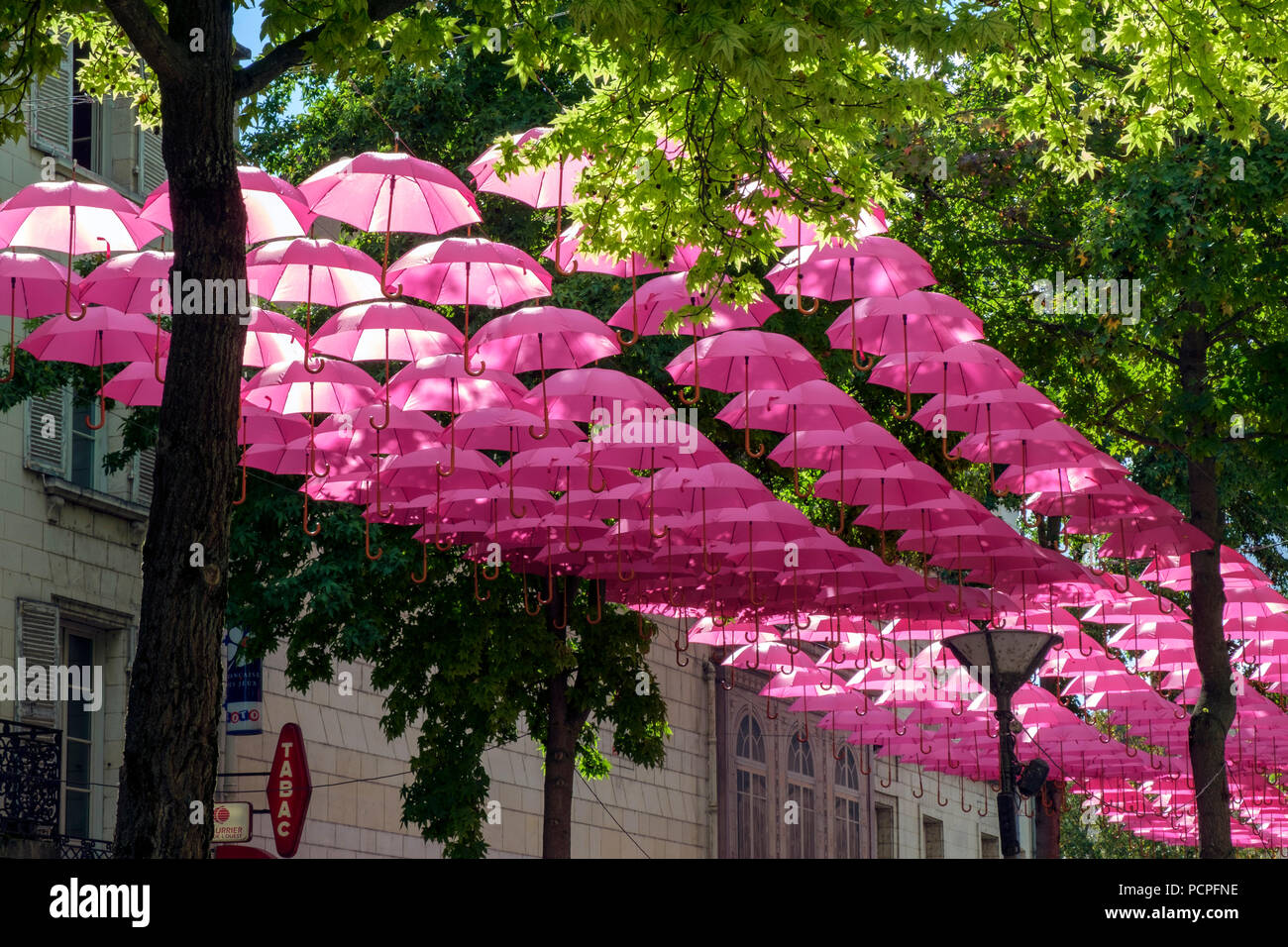 Saumur, Francia - 6 Ottobre 2017: Rosa ombrello arte di installazione su una bella e soleggiata pomeriggio autunnale a Saumur, Maine et Loire, Francia Foto Stock