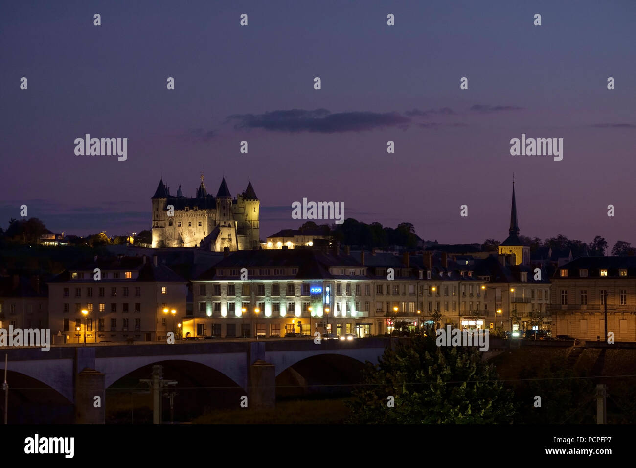 Saumur, Francia - 6 Ottobre 2017: Twilight vista su tutta la città di Chateau de Saumur, Saumur, Maine et Loire, Francia Foto Stock