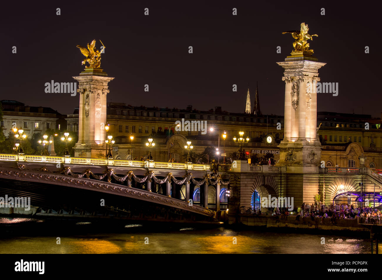 Tempo di notte su Pont ponte Alexandre III - Parigi, Francia Foto Stock