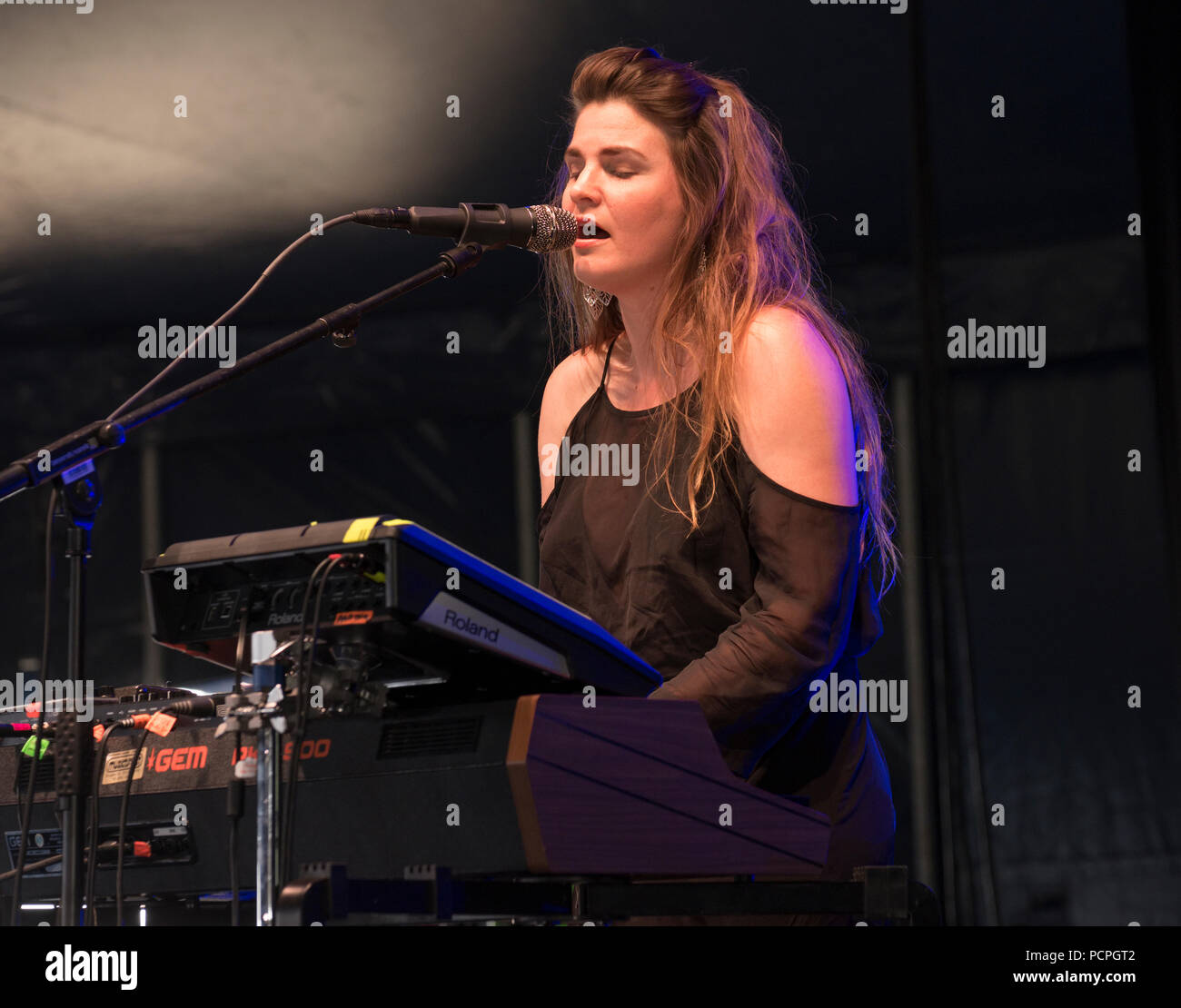 Jennie Abrahamson effettuando al Womad Festival, Charlton Park vicino a Malmesbury, Inghilterra, Regno Unito. Luglio 27, 2018 Foto Stock