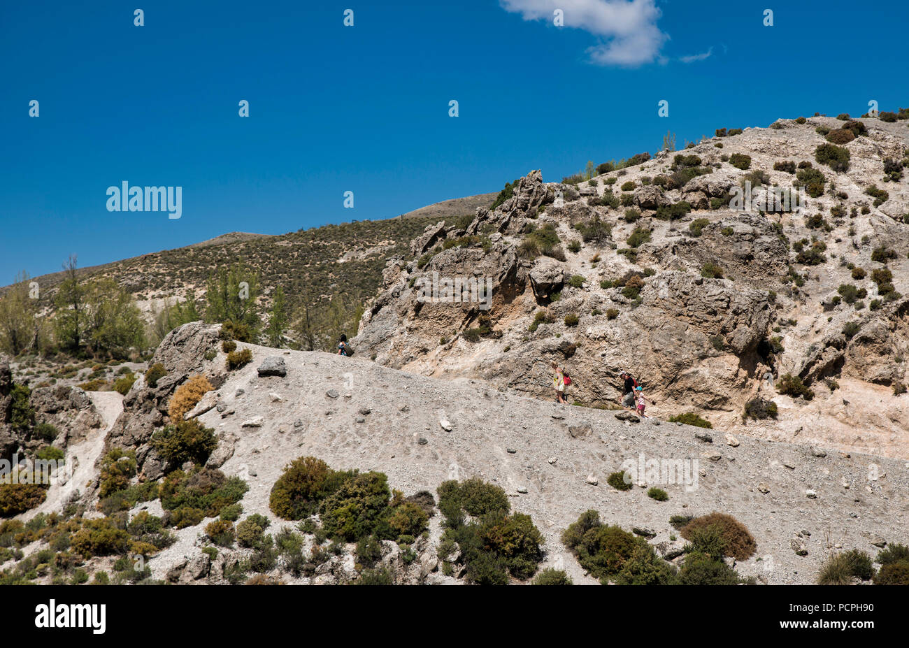 Monachil,Spagna-07-Aprile-2017:la gente a piedi la famosa via del cohorros de monachil con ponti e il bellissimo paesaggio con rocce e montagne in Spagna nella sierra nevada Foto Stock