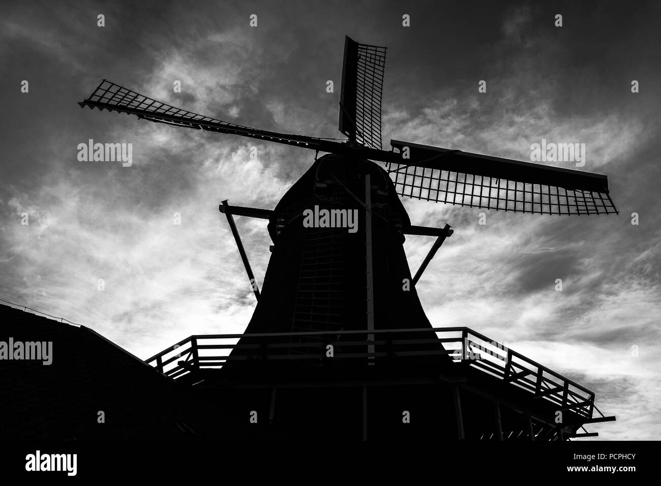 Silhouette di un mulino a vento hust Fuori Amsterdam, Paesi Bassi a Zaanse Schans Foto Stock
