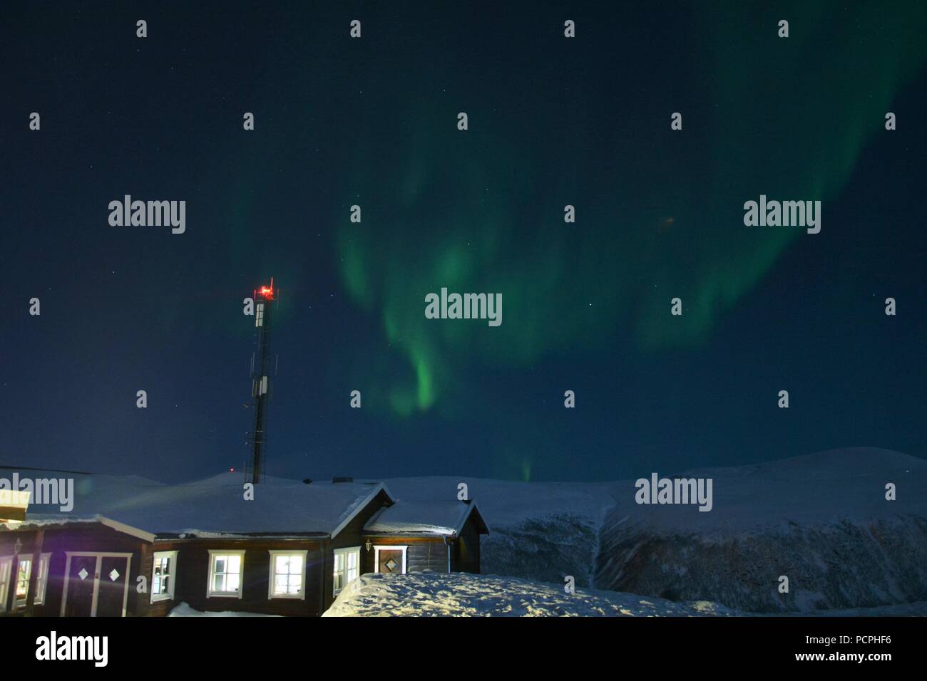 Le luci del nord (Aurora Boreale e la città scape dal picco Fjellheisen sulla città Foto Stock