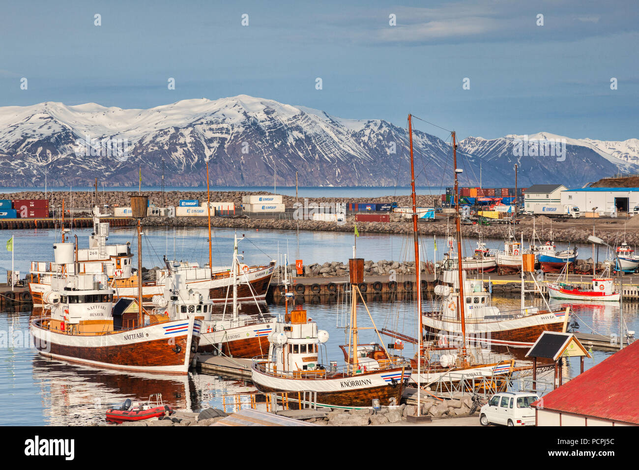 13 Aprile 2018: Husavik, Nord Islanda - Whale watching Le barche nel porto su una luminosa giornata di primavera. Foto Stock
