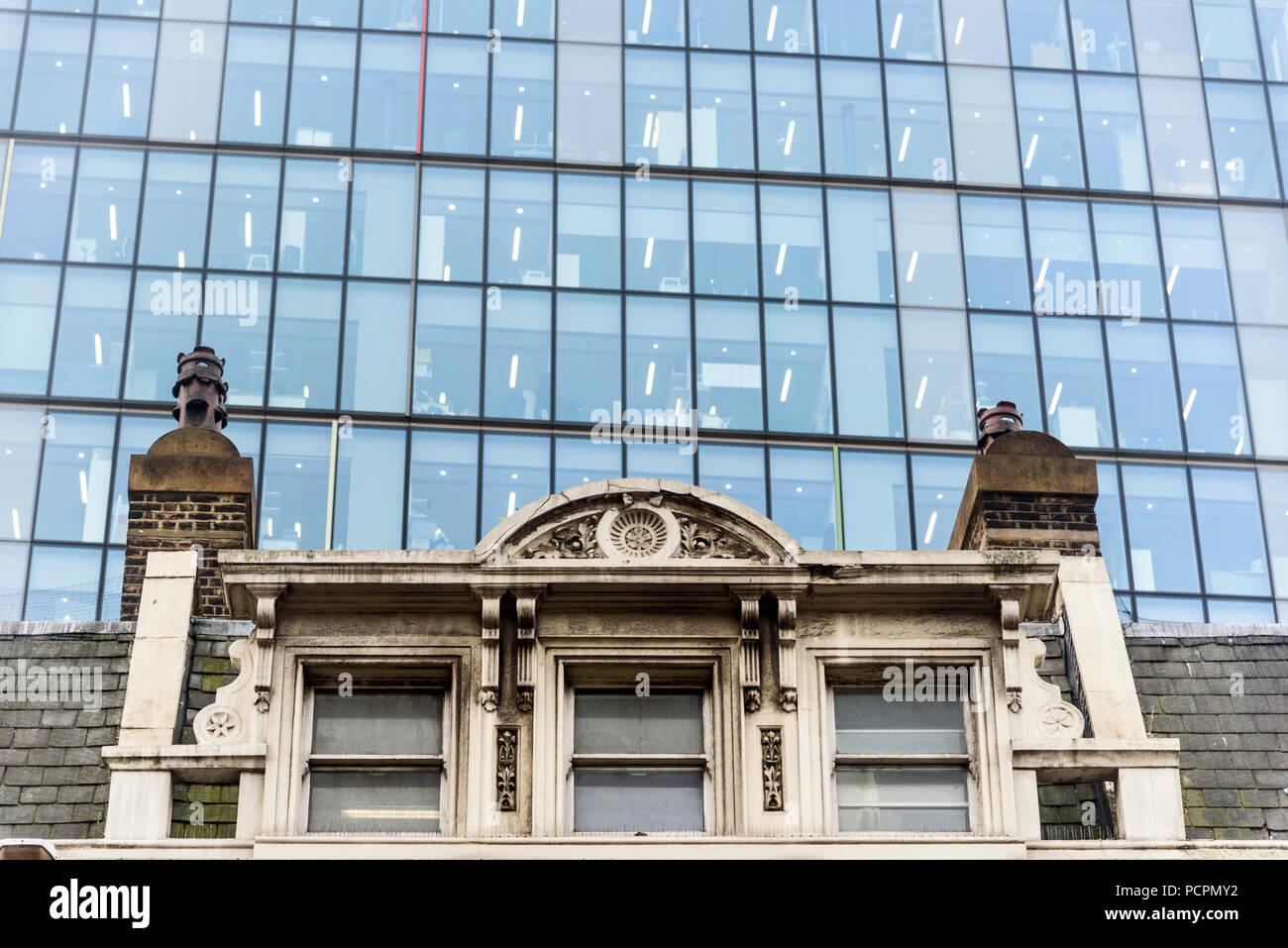 12-10-2017 Londra, Regno Unito. Il contrasto di vecchi e nuovi edifici di uffici. Foto: © Simon Grosset Foto Stock