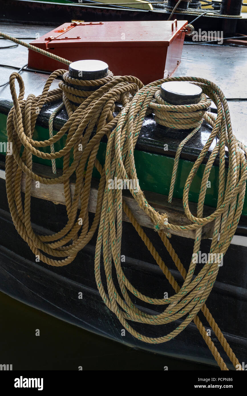 Cavi di corda di parte di una vecchia nave da carico Foto Stock