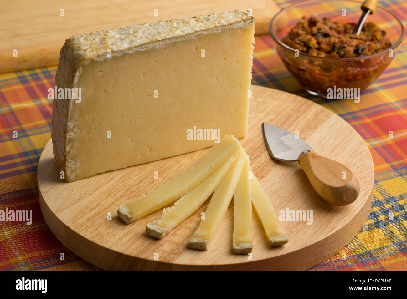 Il francese Cantal aop il formaggio su un tagliere come dessert Foto Stock