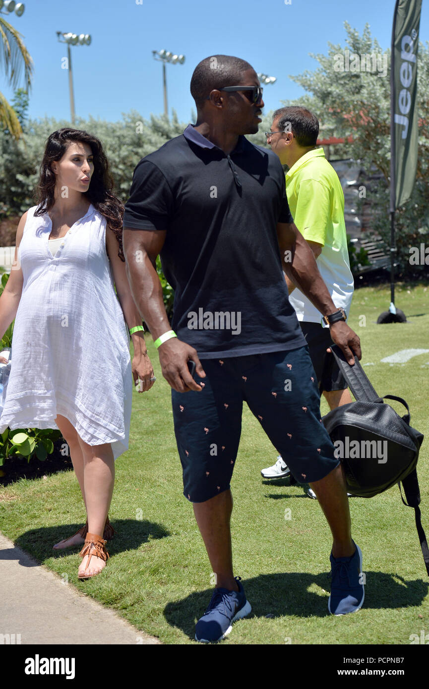 MIAMI BEACH, FL - 19 giugno: NFL grande Reggie Bush e la sua moglie incinta Breseis Bush partecipare alla undicesima edizione del Celebrity Golf Tournament durante l undicesima edizione Irie Weekend su Giugno 19, 2015 a Miami Beach, Florida Persone: Reggie Bush, Breseis Bush Foto Stock