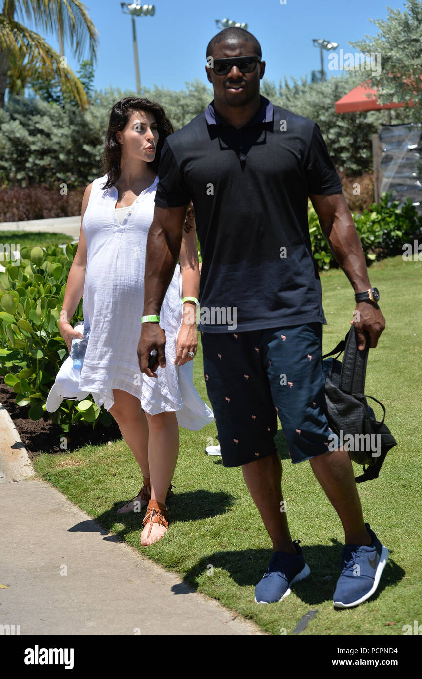 MIAMI BEACH, FL - 19 giugno: NFL grande Reggie Bush e la sua moglie incinta Breseis Bush partecipare alla undicesima edizione del Celebrity Golf Tournament durante l undicesima edizione Irie Weekend su Giugno 19, 2015 a Miami Beach, Florida Persone: Reggie Bush, Breseis Bush Foto Stock