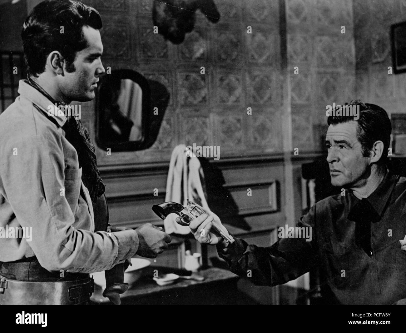 Pellicola originale titolo: il fiero. Titolo inglese: il fiero. Regista: robert D. WEBB. Anno: 1956. Stelle: ROBERT RYAN; JEFFREY HUNTER. Credito: 20TH CENTURY FOX / Album Foto Stock