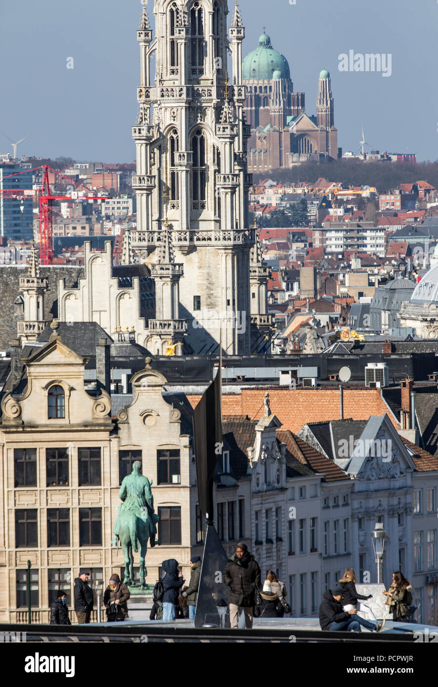 Vista dall'arte Monte des Arts, il centro città di Bruxelles, torre del municipio storico e sullo sfondo la chiesa del compit Foto Stock