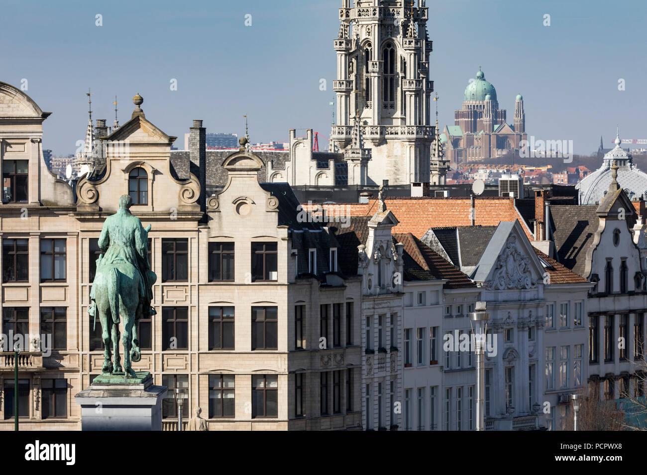 Vista dall'arte Monte des Arts, il centro città di Bruxelles, torre del municipio storico e sullo sfondo la chiesa del compit Foto Stock