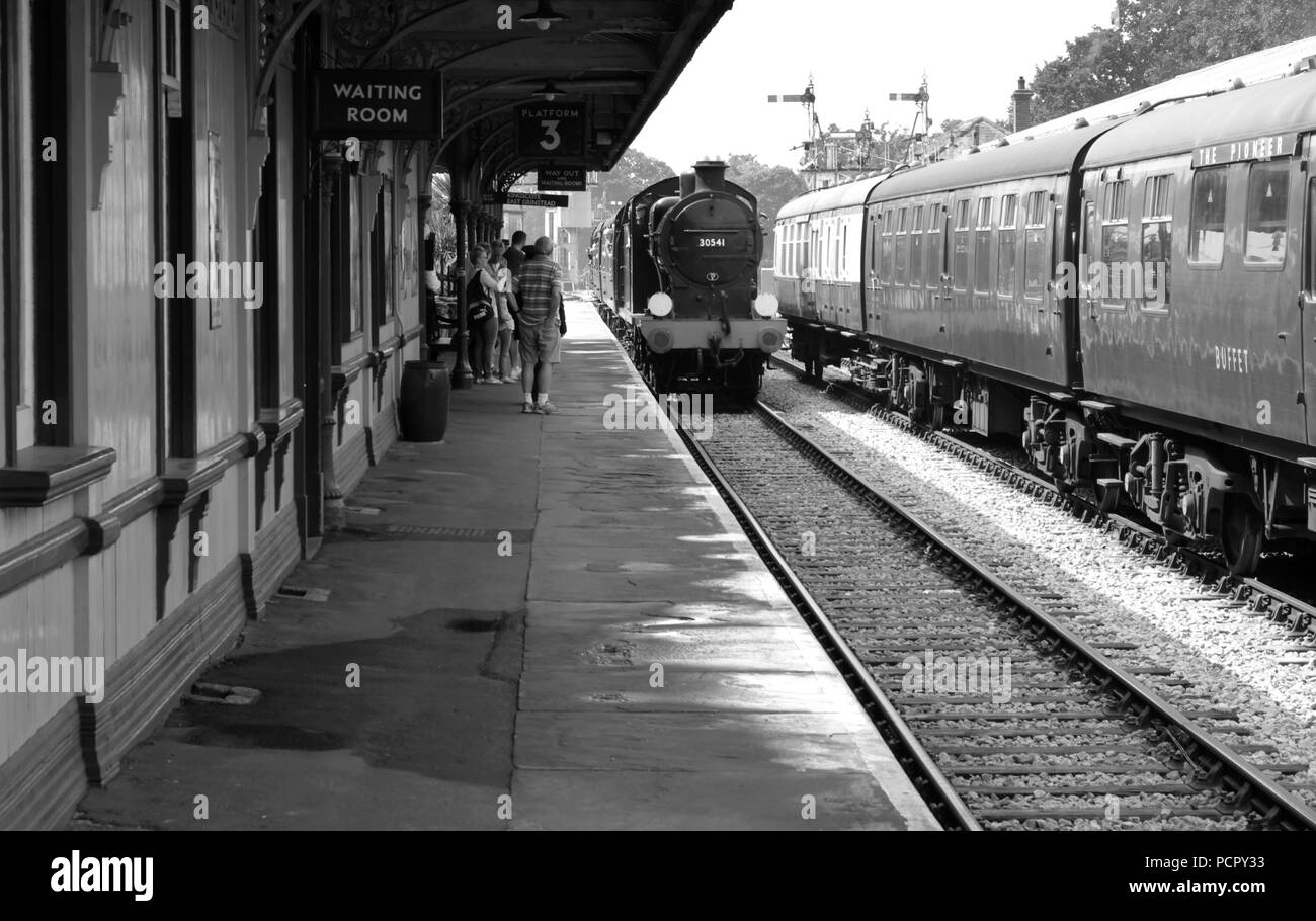 Treni a vapore e carrelli a horsted keynes stazione sulla ferrovia Bluebell in east sussex Foto Stock