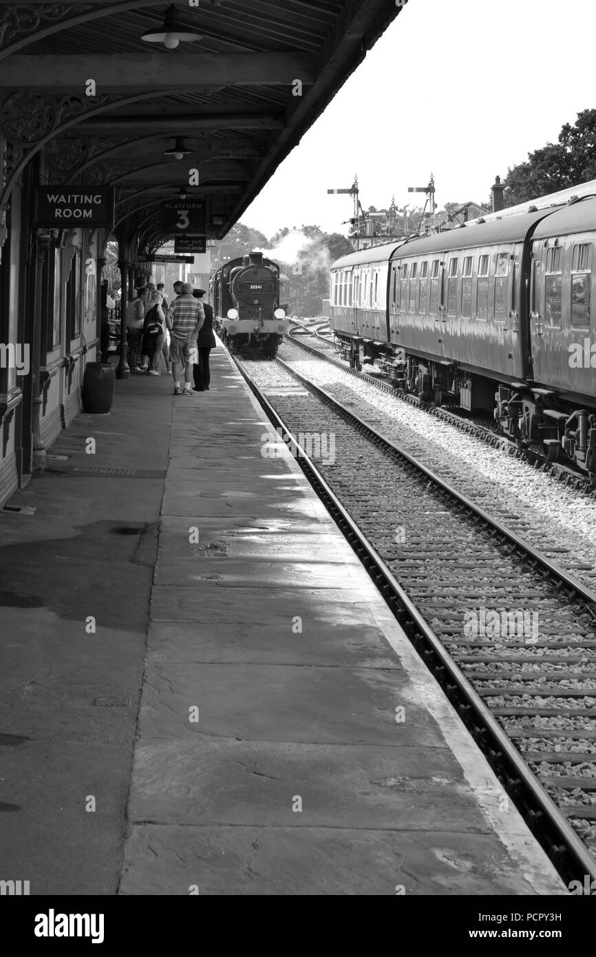 Treni a vapore e carrelli a horsted keynes stazione sulla ferrovia Bluebell in east sussex Foto Stock