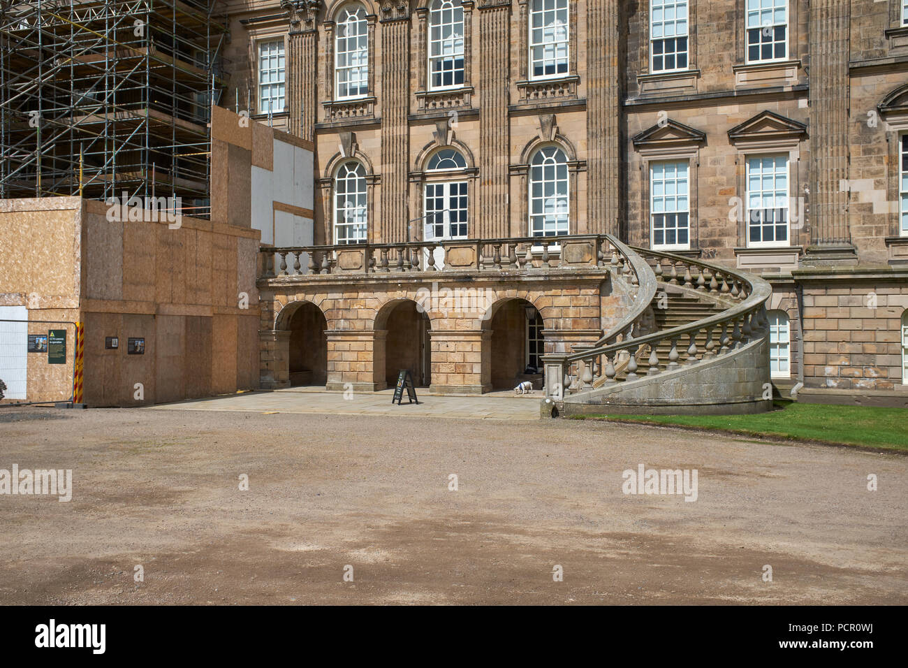 Duff House subendo grosse riparazioni e manutenzione. Ponteggio e la creazione di aree del sito nella visualizzazione a schermo intero alla vista in elevazione frontale. Foto Stock