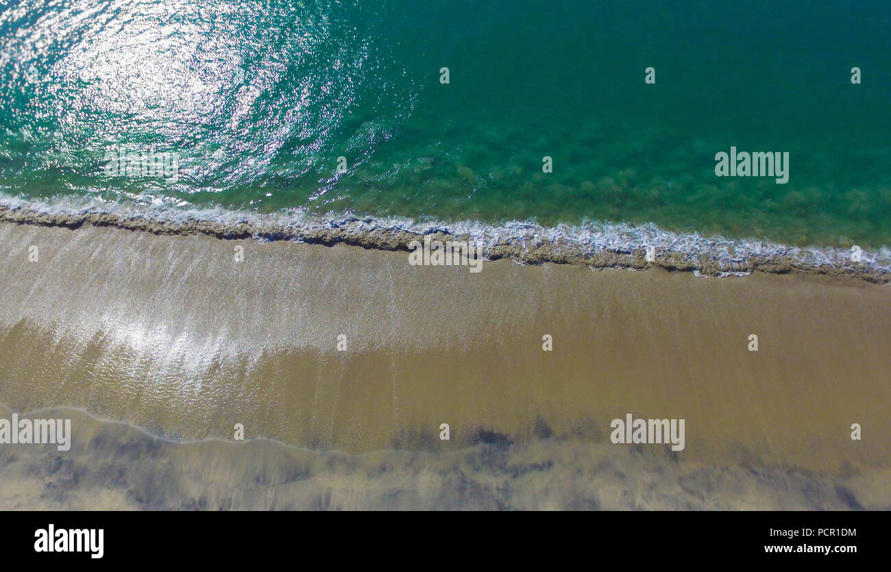Vista aerea di una spiaggia con alta marea Foto Stock