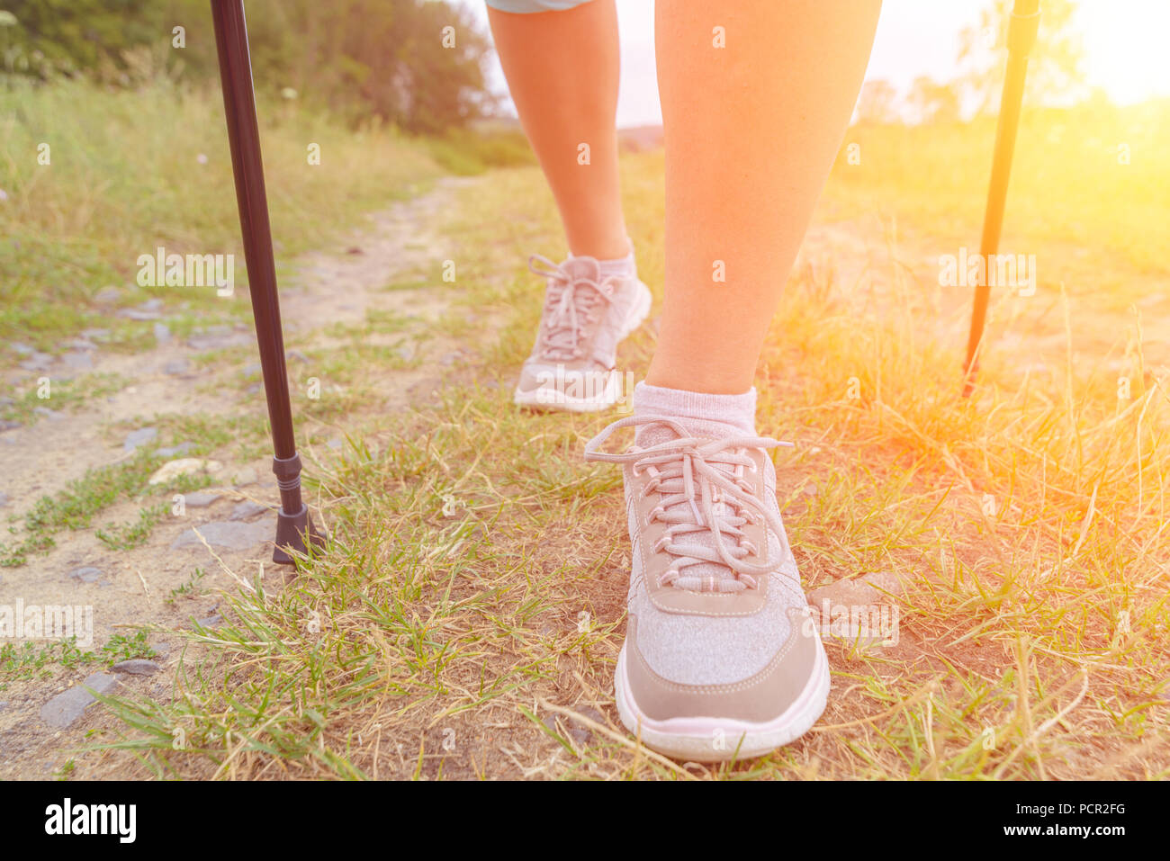 Donna escursionismo con bastoni outdoor attivo e uno stile di vita sano concetto. Foto Stock
