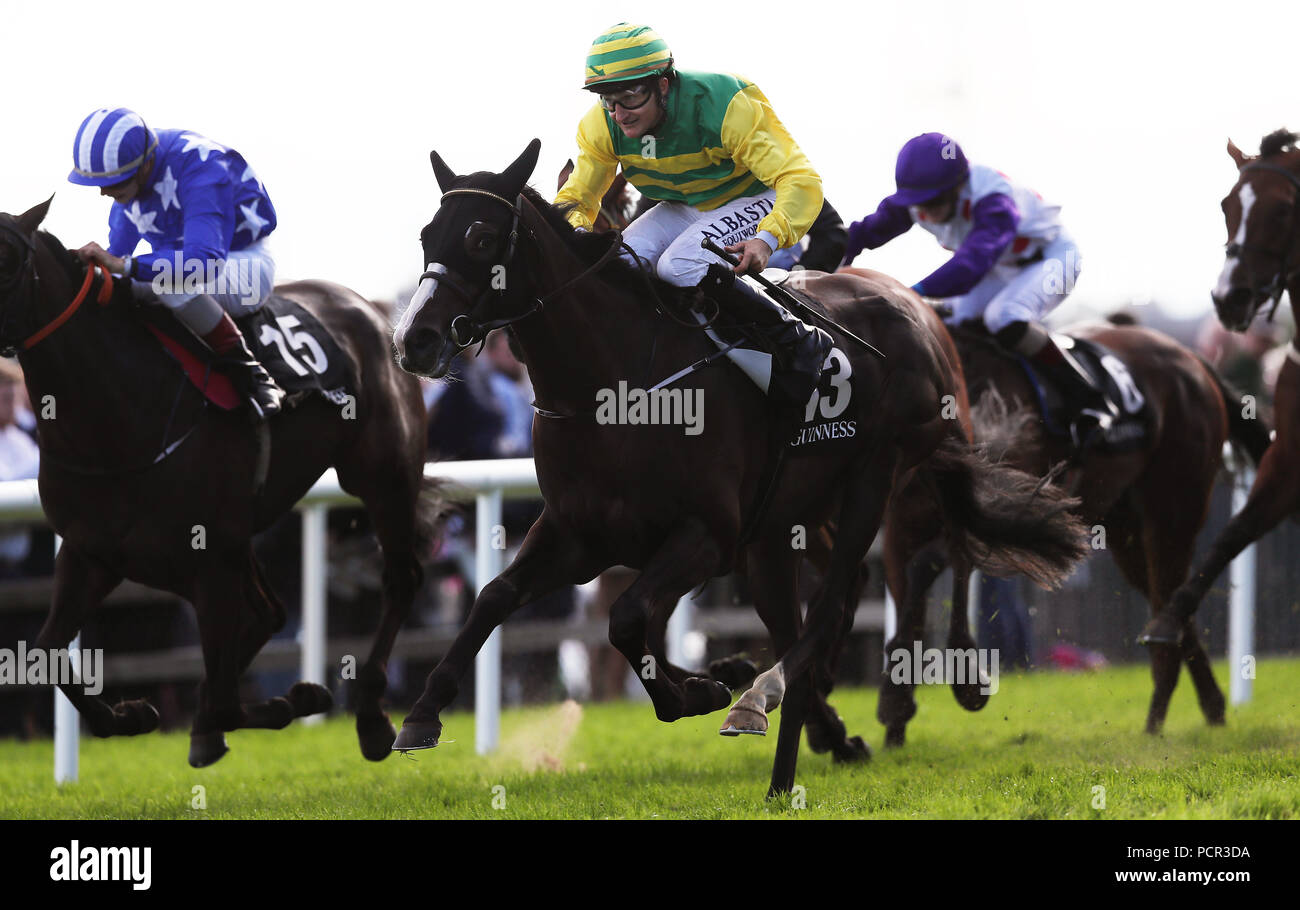 Dani's Boy cavalcato da Shane Foley (centro) sul modo di vincere la Arthur Guinness Handicap durante il giorno cinque del Galway Summer Festival a Galway Racecourse. Foto Stock