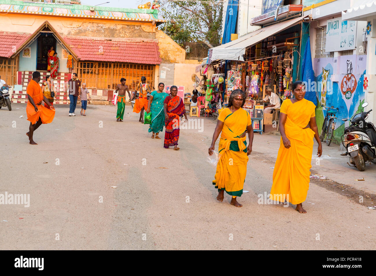 RAMESHWARAM, Tamil Nadu, India- marzo circa 2018. In via principale, non identificato pellegrini Indù gente pronta per andare al tempio a piedi, dopo t Foto Stock