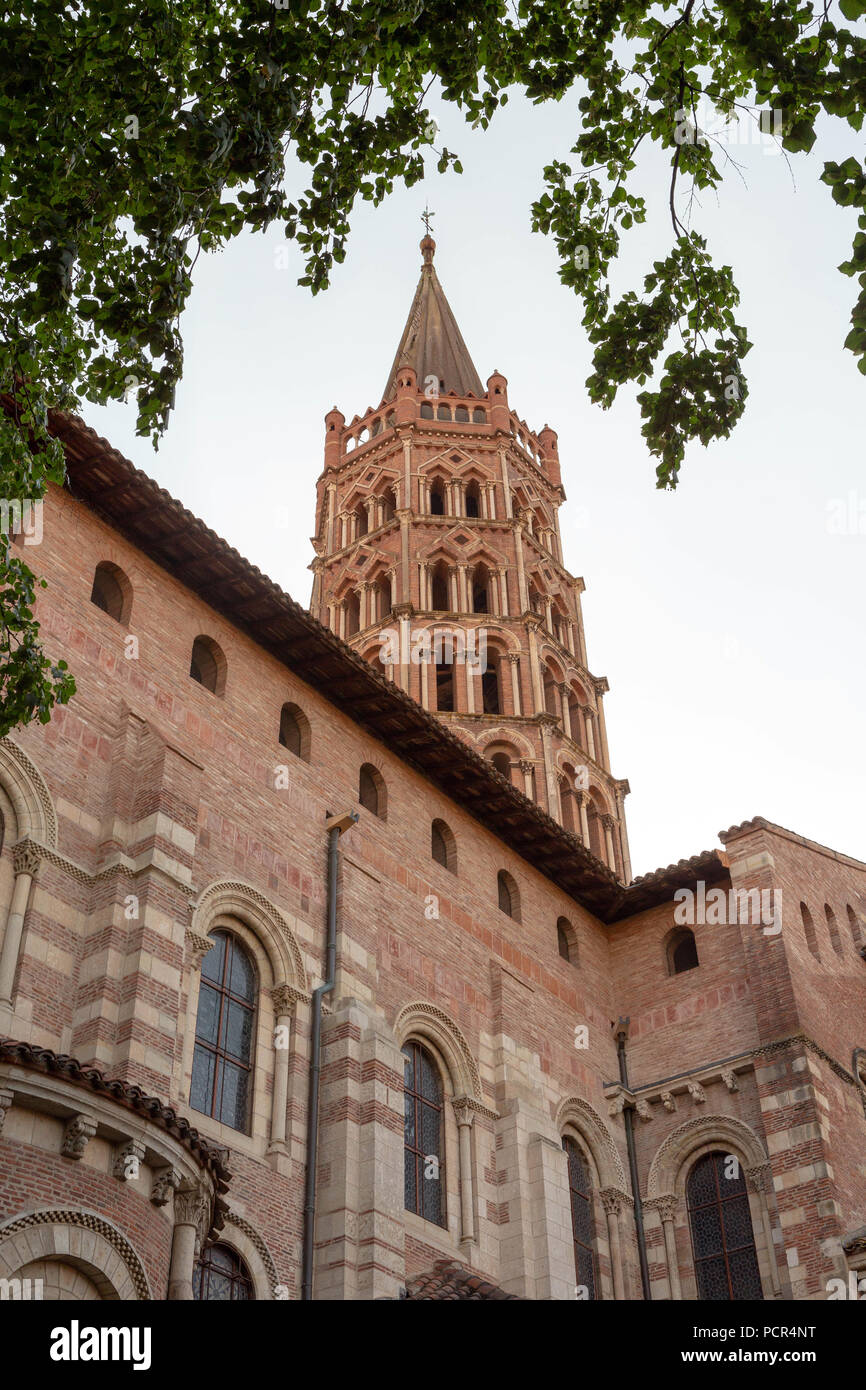 Francia, Toulouse - JULI 9, 2018: restaurata Basilica Saint-Sernin. Un sito Patrimonio Mondiale dell'UNESCO sul Camino de Santiago o pellegrinaggio di composte Foto Stock