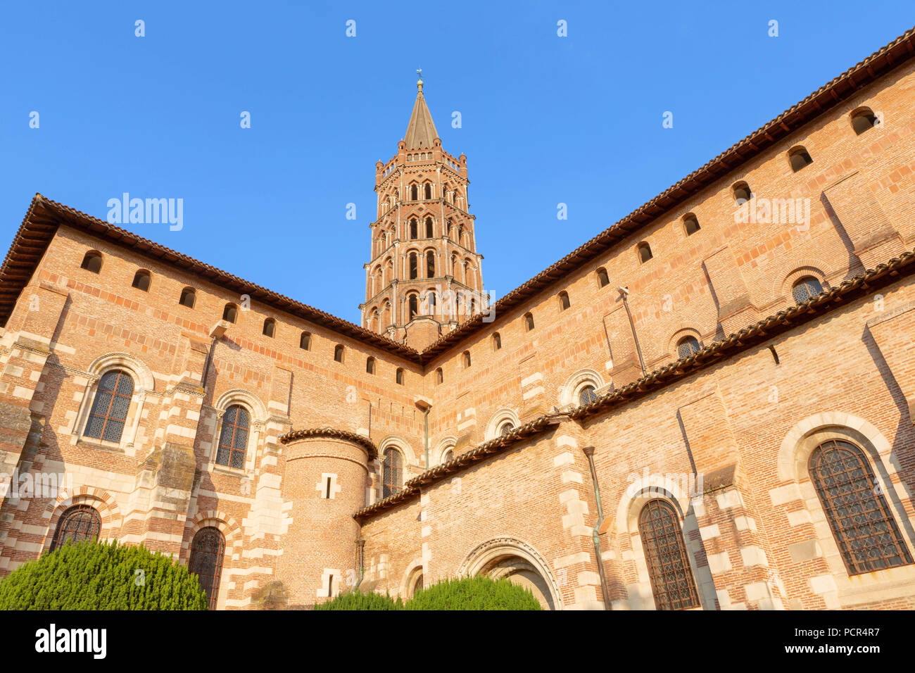 Francia, Toulouse - JULI 9, 2018: restaurata Basilica Saint-Sernin. Un sito Patrimonio Mondiale dell'UNESCO sul Camino de Santiago o pellegrinaggio di composte Foto Stock
