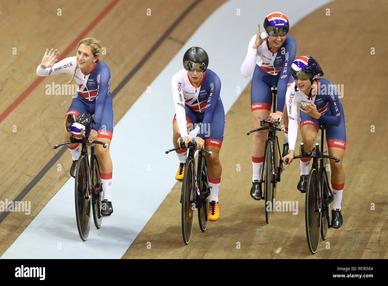 Gran Bretagna Laura Kenny, Neah Evans, Katie Archibald e Elinor Barker celebrare tenendo oro in poi Donne Squadra Finale di esercizio durante il giorno due del 2018 Campionati Europei presso il Sir Chris Hoy Velodromo, Glasgow. Foto Stock