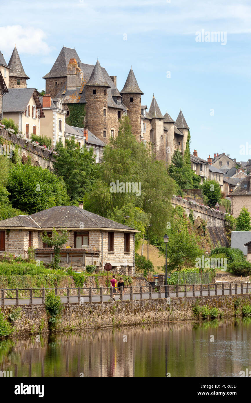 Francia, Uzerche - Luglio 12, 2018: un paio di camminare accanto al fiume Vezere nel pittoresco borgo medievale. Foto Stock